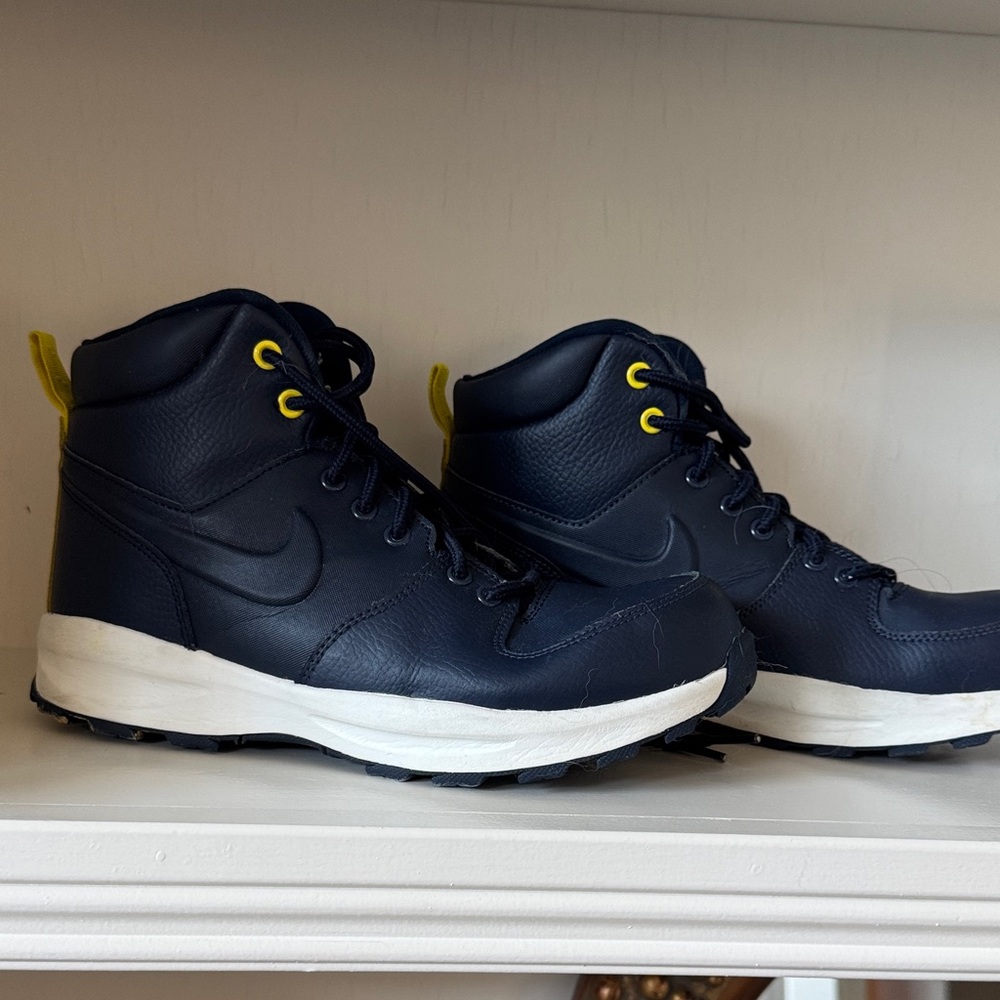 Nike Men's Black and White Sneakers with Yellow Accents
